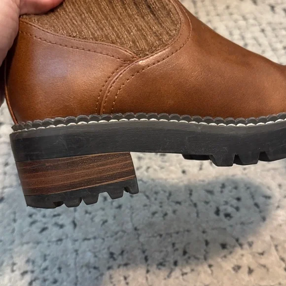 Stylish Brown Leather Ankle Boots with Knit Cuff - Picture 4 of 5